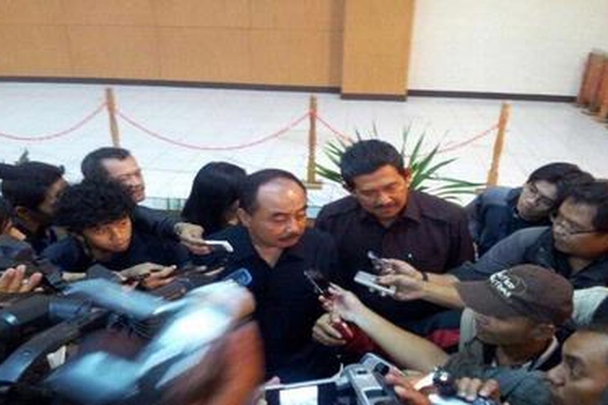Dikdik Mulyana Arief Mansur dan Cecep Nana Suryana Toyib usai pendaftaran sebagai peserta Pilkada Jawa Barat, Selasa (6/11/2012). 