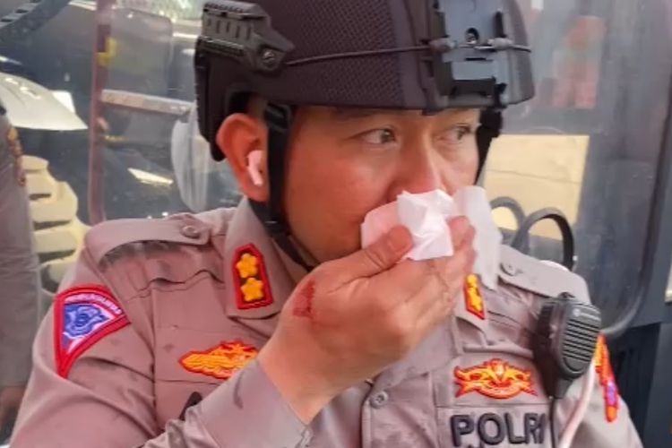 Kasatlantas Polrestabes Surabaya, AKBP Arif Fazlurrahman, saat mengusap darahnya di Kantor DPRD Jatim, Jumat (23/8/2024).