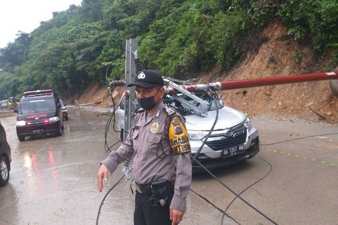 Pohon Tumbang dan Mobil Tertimpa Tiang Listrik, Kawasan Sitinjau Lauik Sempat Macet Total