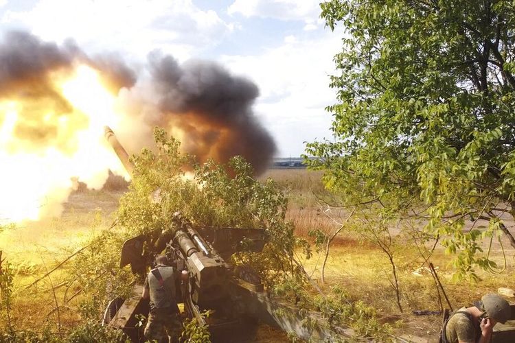 Prajurit Milisi Rakyat Republik Rakyat Donetsk menembakkan senapan lapangan 2A36 Giatsint-B 152 mm untuk menembaki pasukan Ukraina di lokasi yang dirahasiakan di Yasynuvata, wilayah Donetsk, Ukraina timur, Rabu, 10 Agustus 2022.