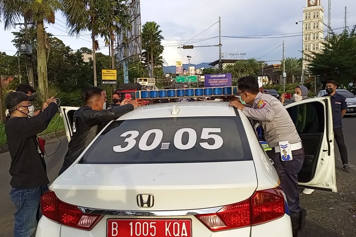 Satlantas Polres Bogor, Jawa Barat, menindak anggota Dinas Perhubungan (Dishub) Kota Bekasi yang nekat melawan arus lalu lintas di pintu keluar Tol Ciawi atau jalur Puncak Bogor, Simpang Gadog, Jumat (31/12/2021).