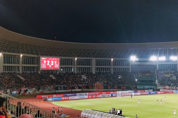 Suasana Stadion Manahan saat laga Persis Solo vs Persebaya Surabaya, pada Sabtu (1/7/2023), malam.