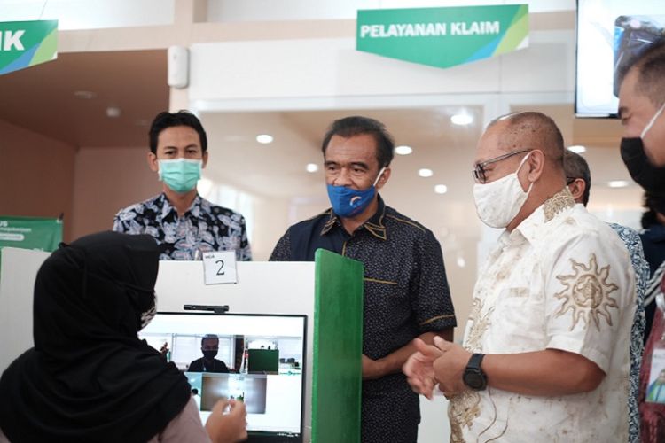 Direktur Utama BPJamsostek Agus Susanto melakukan peninjauan langsung di Kantor Cabang BPJamsostek Depok, Jawa Barat, pada hari Kamis (25/06/2020).