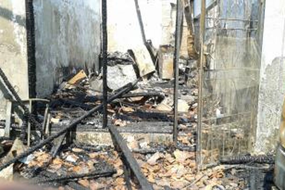 Kondisi rumah yang terbakar di Jalan Otista, Cipinang Cempedak, Jakarta Timur, Kamis (9/10/2014).