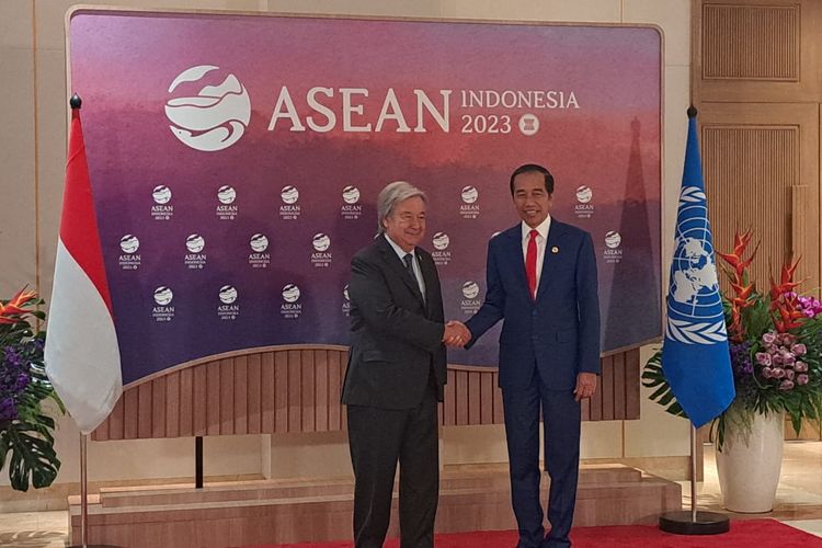 Presiden Joko Widodo berjabat tangan dengan Sekretaris Jenderal Perserikatan Bangsa-Bangsa (PBB) Antonio Guterres sebelum melakukan pertemuan bilateral di Jakarta Convention Center (JCC), Kamis (7/9/2023).