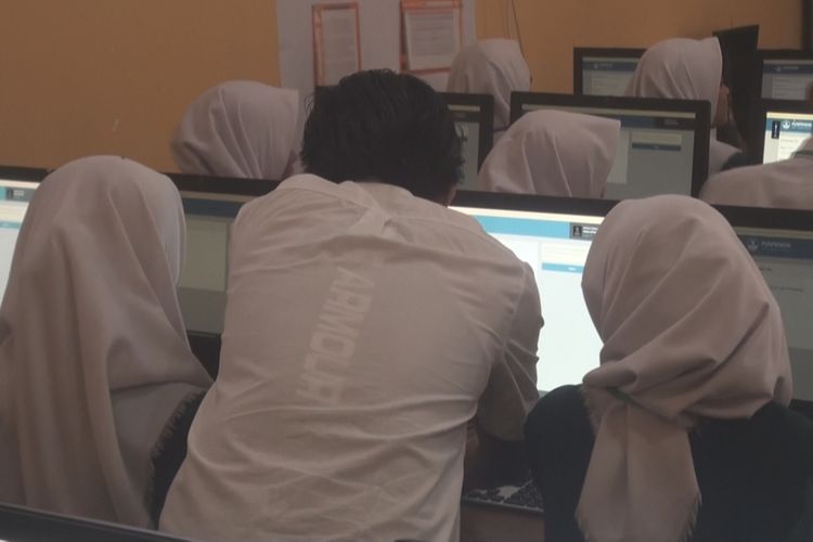 Operator komputer di SMA Negeri 1 Unggulan Ogan Ilir membantu siswa yang terkendala dalam membuka soal saat pelaksanaan UNBK di sekolah tersebut