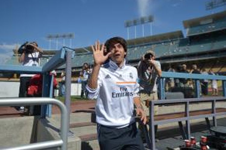 Gelandang Real Madrid, Kaka, melambaikan tangan kepada para fans sebelum Real Madrid melawan Everton di ajang International Champions Cup di Dodgers Stadium, Los Angeles, Sabtu (3/8/2013).