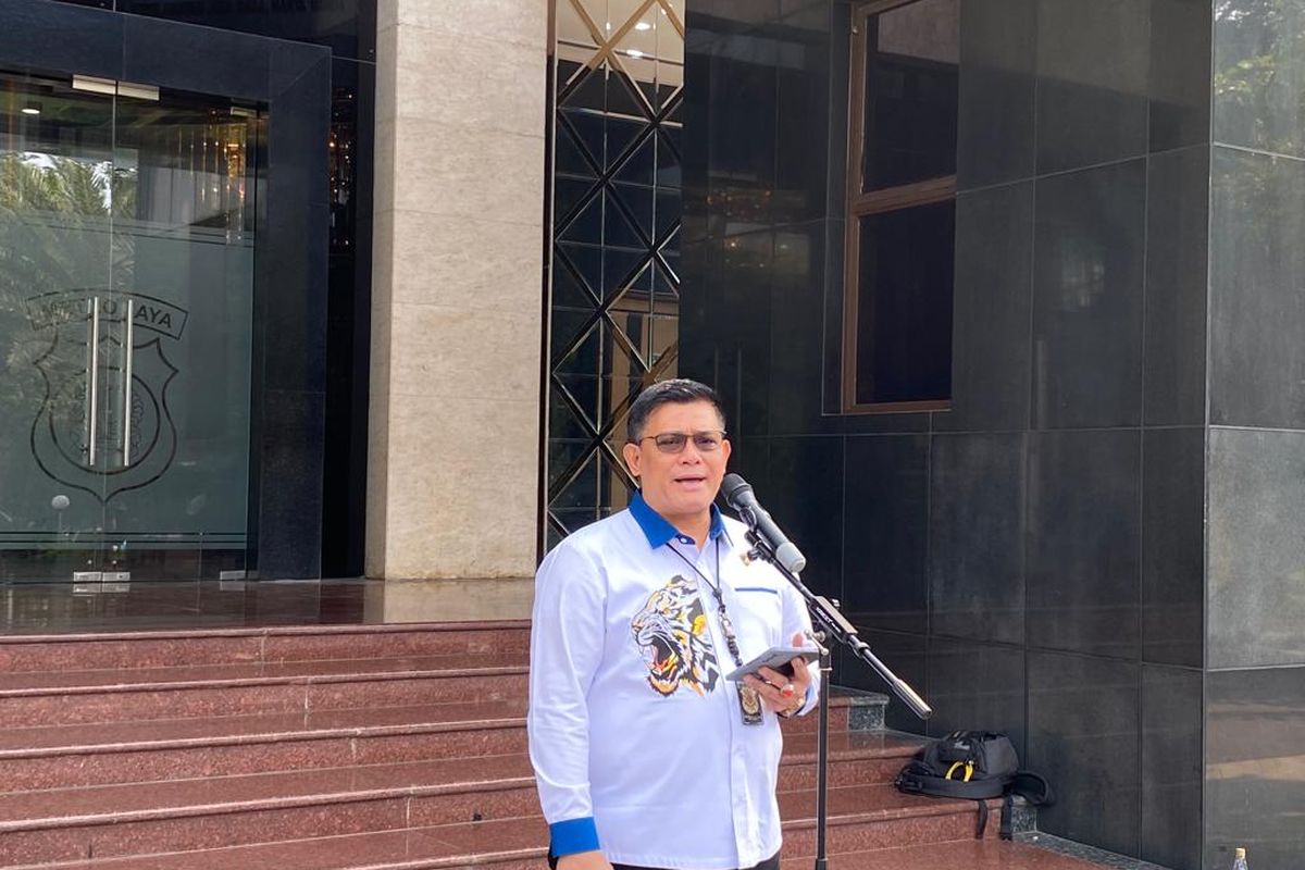 Direktur Reserse Kriminal Khusus (Dirkrimsus) Polda Metro Jaya Kombes Ade Safri Simanjuntak menjelaskan terkait kasus pemerasan pimpinan KPK pada Mentan Syahrul Yasin Limpo di Mapolda Metro Jaya, Sabtu (7/10/2023). 