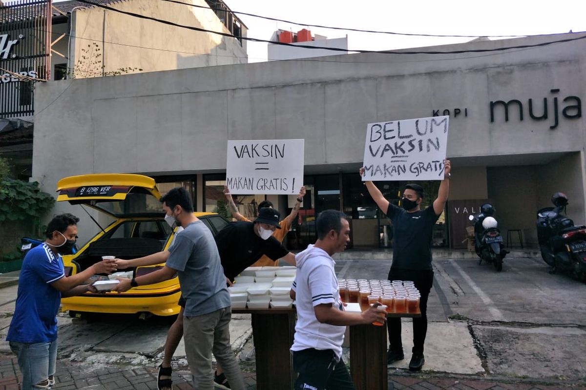 Aksi sejumlah pemuda membagikan makanan dan minuman gratis di depan kedai Kopi Muja, Kebayoran Baru, Jakarta Selatan 