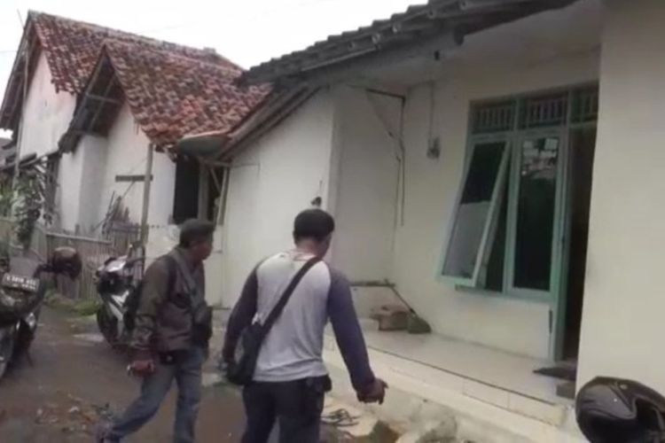 Foto dokumen: Sejumlah awak media saat mendatangi rumah orang tua petinggi Sunda Empire Ki Ageng Rangga Sasana di Desa Grinting, Kecamatan Bulakamba, Kabupten Brebes, Jawa Tengah, Minggu (19/1/2020)