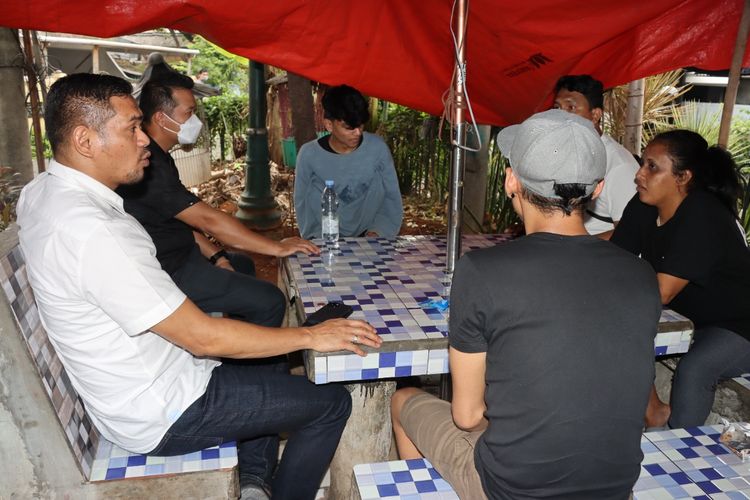 Kasatres Narkoba Polres Metro Jakarta Barat AKBP Akmal, menggelar dengar pendapat di Kampung Ambon di Komplek Permata, Cengkareng, Senin (17/10/2022).