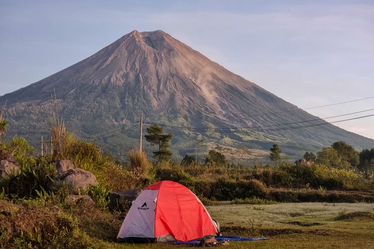 Sarkawi Camping Ground dengan Panorama Gunung Semeru.