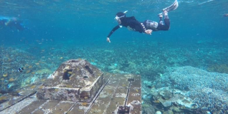 Candi, titik spot snorkeling di Pahawang, Lampung. Beton berbentuk candi ditenggelamkan dan menjadi habitat biota laut, 