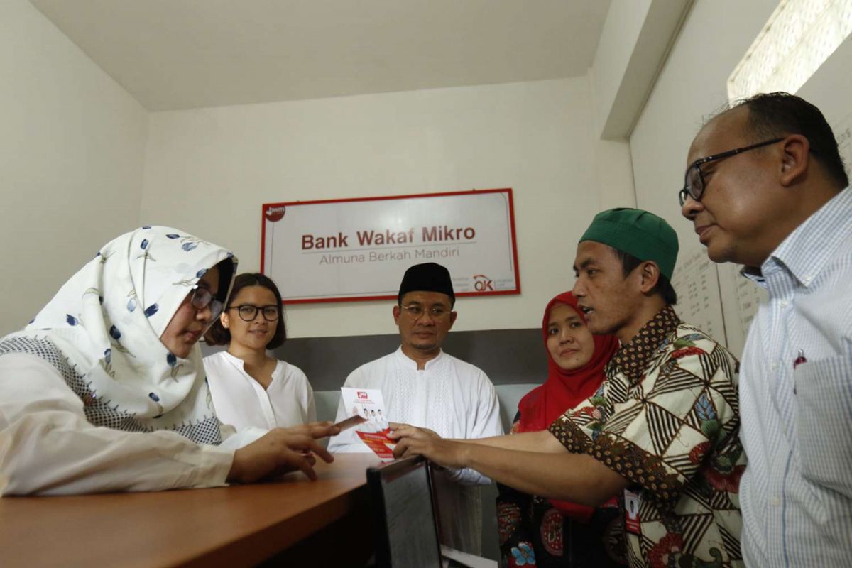 Deputi Komisioner Manajemen Strategis dan Logistik Otoritas Jasa Keuangan Anto Prabowo (kanan) dan Direktur Penelitian, Pengembangan, Pengaturan, dan Perizinan Perbankan Syariah Deden Firman Hendarsyah, mengamati kegiatan di Bank Wakaf Mikro, Pesantren Al-Munawwir, Krapyak, Bantul, DI Yogyakarta, Sabtu (5/5/2018). Bank Wakaf Mikro merupakan komitmen  OJK bersama pemerintah untuk terus memperluas penyediaan akses keuangan masyarakat, khususnya bagi masyarakat menengah dan kecil.