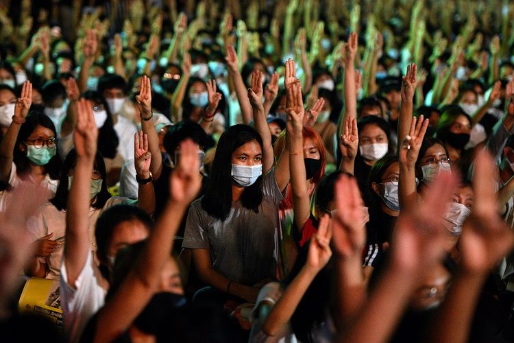 Para pengunjuk rasa pro-demokrasi melakukan salam tiga jari ketika mereka menghadiri demonstrasi untuk menuntut pemerintah mundur, membubarkan parlemen dan mengadakan pemilihan baru di bawah konstitusi yang direvisi, di kampus Rangsit Universitas Thammasat di luar Bangkok, Thailand Agustus 10, 2020.