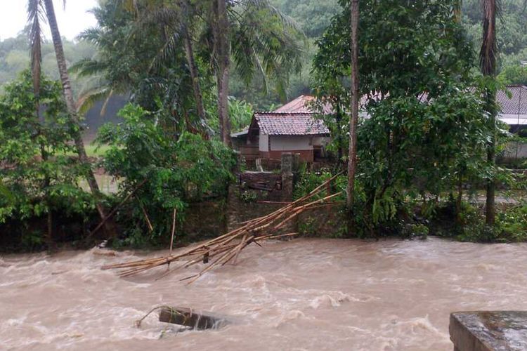 Sebuah jembatan bambu yang menjadi akses utama warga ambruk terseret aliran Sungai Ciomas setelah hujan deras mengguyur wilayah Desa Cikutamahi, Kecamatan Cariu, Kabupaten Bogor, Jawa Barat, Kamis (4/12/2025).