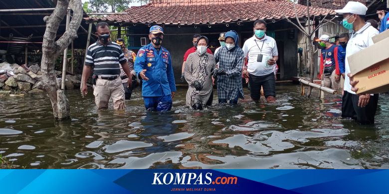 Tolak Pakai Perahu Karet, Risma yang Bersepatu Bot Pink Pilih Jalan Temui Korban Banjir Demak