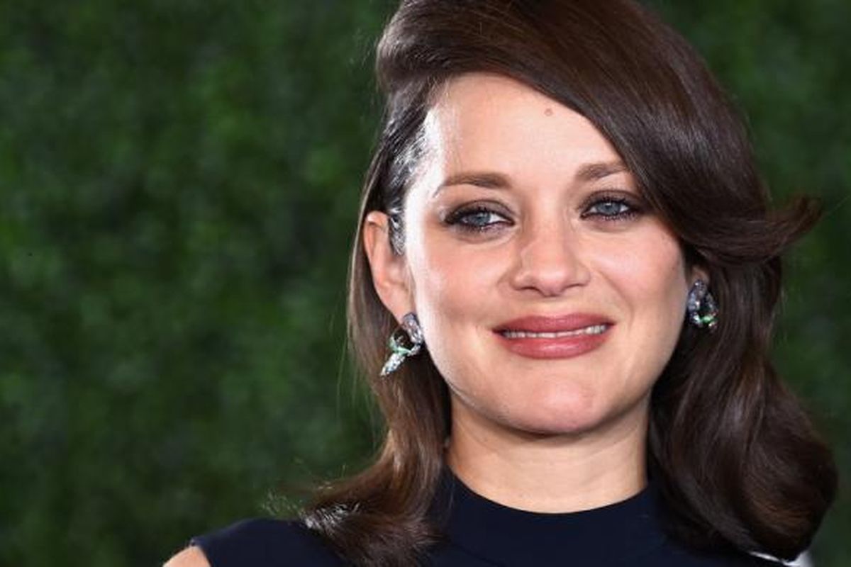 Aktris Perancis Marion Cotillard menghadiri sebuah acara promosi film Allied di Regency Village Theatre di Westwood, California, Rabu (9/11/2016).