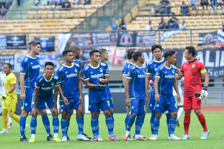 Starting pemain Persib hendak melakuka team talk terakhir jelang laga Persib vs PSIS, Sabtu (13/8/2022) dalam laga pekan keempat Liga 1 2022-2023, di Stadion Gelora Bandung Lautan Api (GBLA).