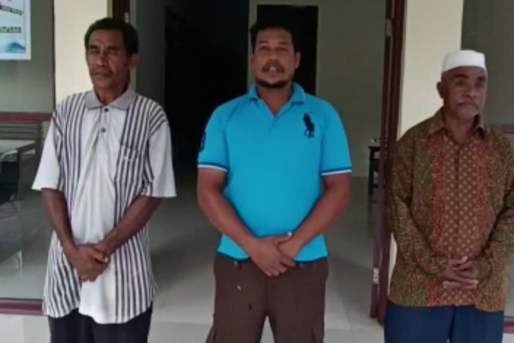 Ilham Rering (tengah) pria yang menginjak bendera Merah Putih meminta maaf di kantor polisi sub sektor (Polsubsektor) Watubela Kesui, Kabupaten Seram Bagian Timur, Maluku, Selasa (13/9/2022)