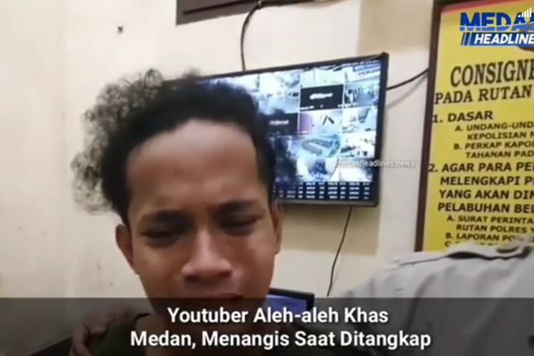 Tangkapan layar YouTuber Medan, Aleh, menangis mewek ketika meminta maaf atas perbuatannya dalam video yang viral sebelumnya, yakni beraktik seperti orang kerasukan saat teman-temannya menyanyikan lagi Aisyah Istri Rasulullah. Aleh yang saat itu mengenakan baju garis-garis kemudian berdiri dan ternyata hanya mengenakan celana dalam putih. Hal tersebut dianggap pelecehan. Rumahnya didatangi ormas Islam yang keberatan dengan video tersebut.