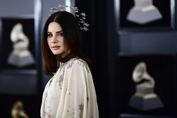 Lana Del Rey menghadiri Grammy Awards 2018 yang digelar di Madison Square Garden, New York City, MInggu (28/2/2018).