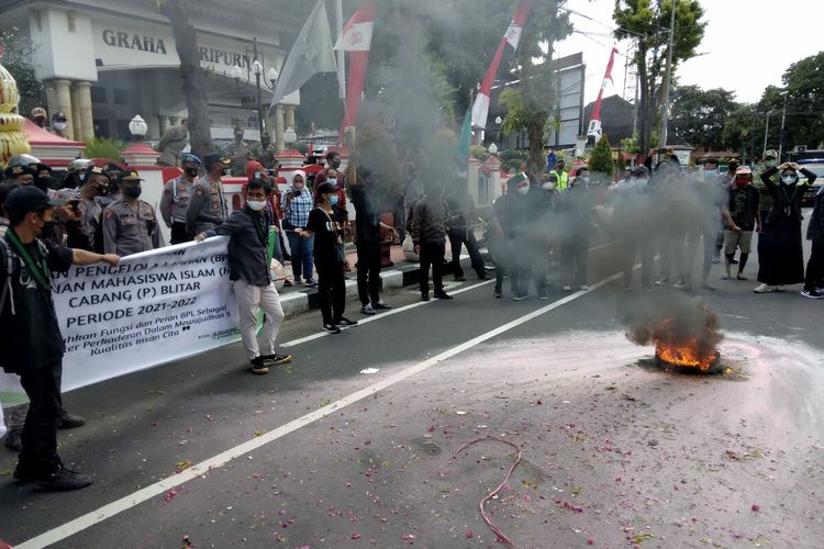 Puluhan mahasiswa dari Himpunan Mahasiswa Islam (HMI) Cabang Blitar menggelar aksi unjuk rasa terkait isu penundaan Pemilu 2024, perpanjangan masa jabatan presiden dan kenaikan harga BBM di depan Kantor DPRD Kota Blitar, Senin (11/4/2022)