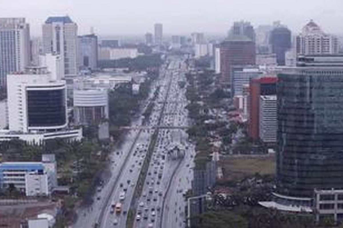 Ilustrasi: Kendaraan melintas di ruas tol dalam kota di jalan Gatot Subroto, Jakarta Selatan, Selasa (8/1/2013). 

