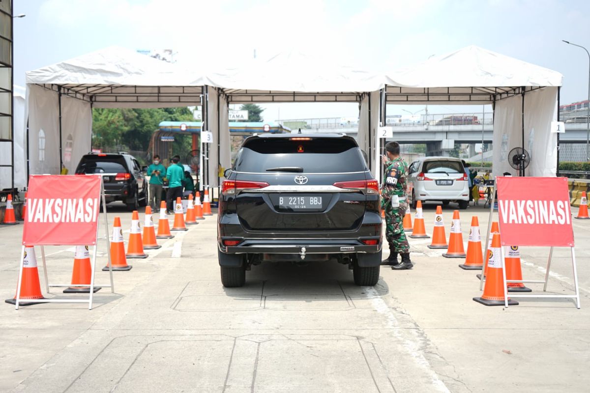 Suasana pelaksanaan vaksinasi drive thru di Jalan Tol Jagorawi, yang telah dimulai dari tanggal 1 September dan berakhir hingga 30 September, Jakarta, Jumat (3/9/2021).