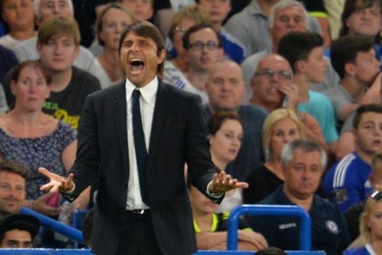 Reaksi pelatih Chelsea, Antonio Conte, dalam pertandingan Premier League melawan Burnley di Stamford Bridge, London, pada 27 Agustus 2016. 