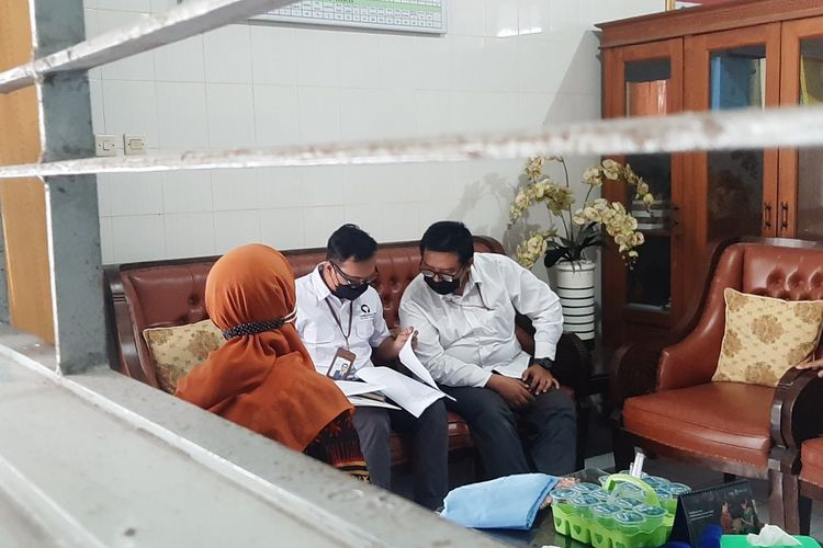 Ombudsman RI Perwakilan DI Yogyakarta saat berada di SMP Negeri 1 Depok, Kabupaten Sleman untuk meminta klarifikasi terkait dengan seragam.