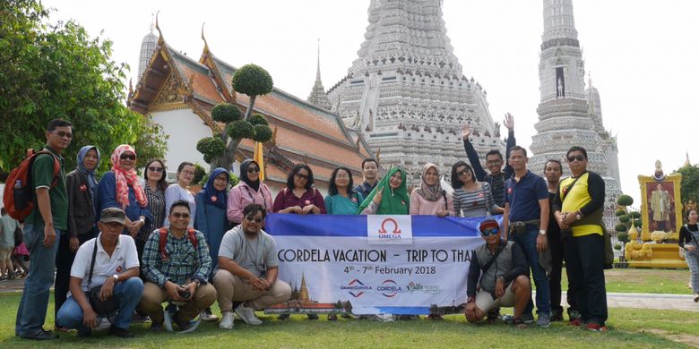 Peserta Cordela Vacation Trip to Thailand saat berada di Kuil Wat Arun Bangkok, Thailand, Minggu (4/2/2018). 