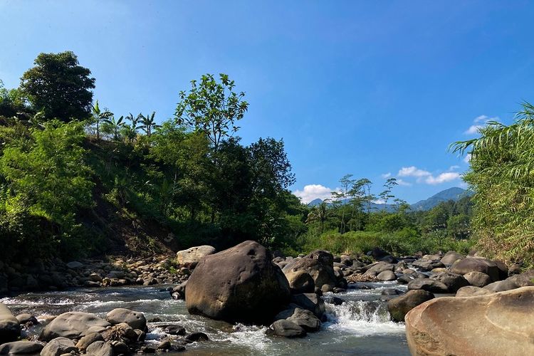 Aliran sungai di Kecamatan Babakan Madang, Kabupaten Bogor, Rabu (26/5/2021).