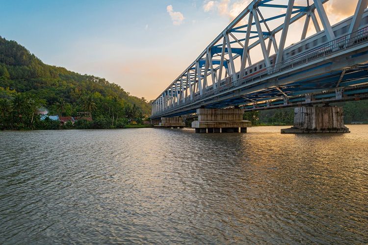 Jembatan Serayu, salah satu jembatan kereta api di Indonesia.