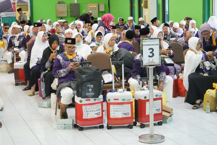 Jemaah haji Gelombang II Debarkasi Surabaya tiba di Asrama Haji, Jumat (27/6/2025)