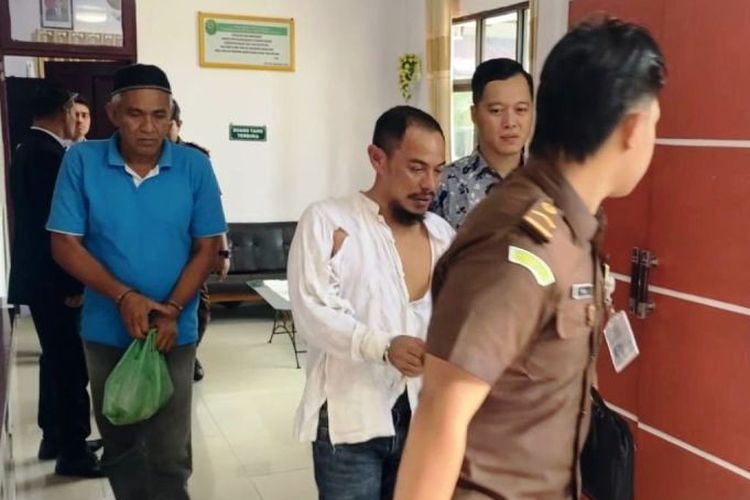 Petugas Kejaksaan Negeri Aceh Barat menggiring salah satu narapidana yang sebelumnya melarikan diri usai mendengarkan vonis di Pengadilan Negeri Meulaboh, pasca putusan vonis 3,8 tahun terhadap perakara pidana pencurian satu unit telepon selular, Senin (1/4/2024).  