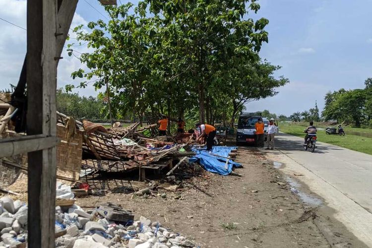 Petugas BPBD Kabupaten Grobogan melakukan pendataan di lokasi rumah roboh di wilayah Kecamatan Pemasangan, Jumat (22/10/2021).