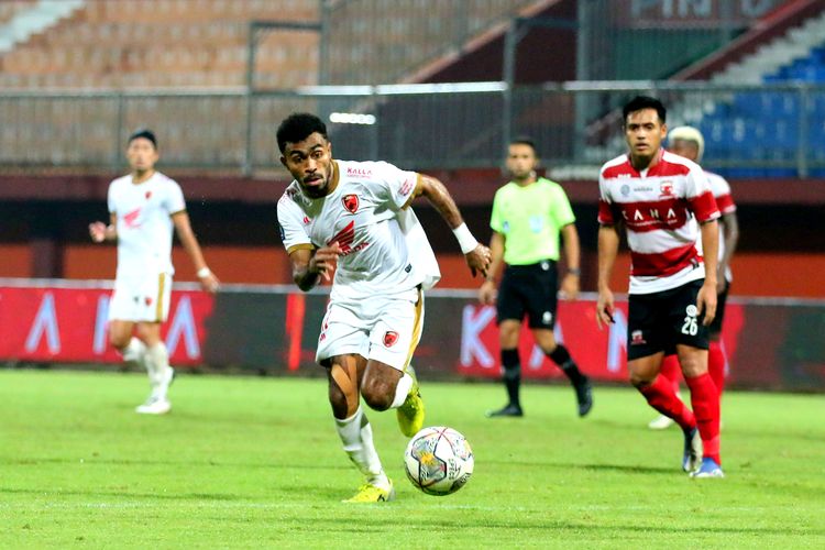 Pemain PSM Makassar Yance Sayuri melawati pemain Madura United saat pertandingan pekan ke-32 Liga 1 2022-2023 yang berakhir dengan skor 1-3 di Stadion Gelora Ratu Pamelingan Pamekasan, Jumat (31/3/2023) malam.