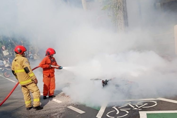 Korsleting, Motor Sport Hangus Terbakar di Surabaya