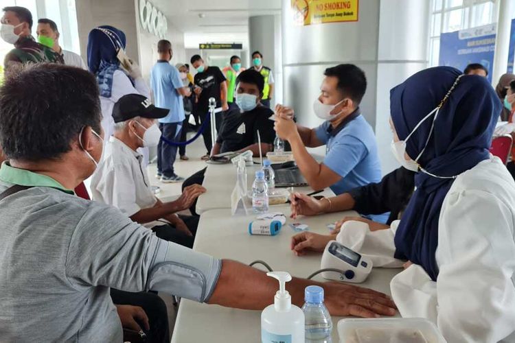 Vaksinasi untuk masyarakat umum yang digelar di gedung Skybridge Bandara Sultan Mahmud Badaruddin (SMB)II Palembang, Sabtu (10/7/2021).