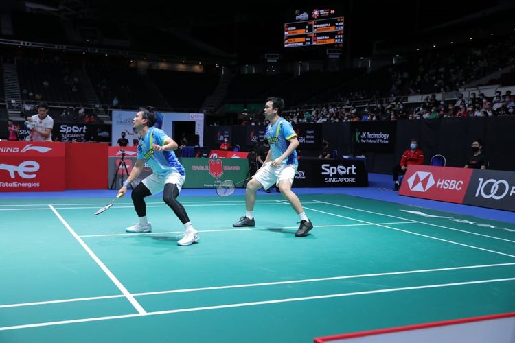 Pasangan ganda putra Mohammad Ahsan/Hendra Setiawan saat beraksi pada Singapore Open 2022 yang berlangsung dari 12-17 Juli 2022.