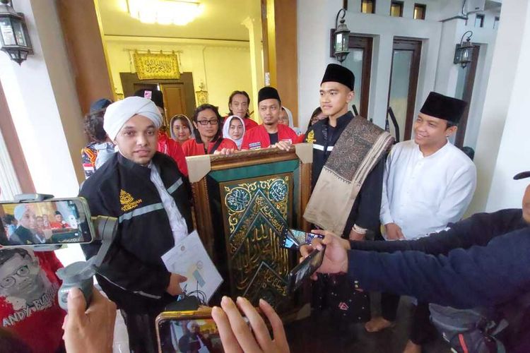 Ketua Umum PSI, Kaesang Pengarep, menerima titipan kiswah penutup makam Rasulullah untuk Presiden Joko Widodo, dari Habib Husein Ba'agil, Pimpinan Majelis Taklim dan Maulid Ar Ridwan Tuban, Jawa Timur, Sabtu (2/12/2023).