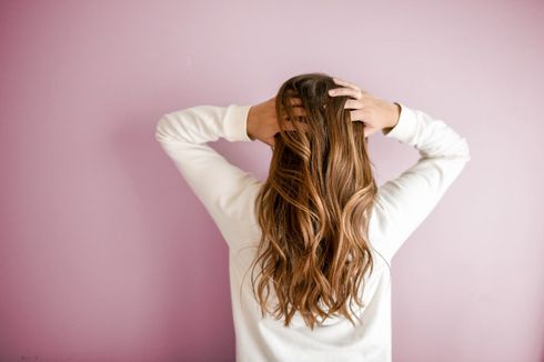 7 Pilihan Warna Rambut yang Efektif Buat Penampilan Lebih Muda