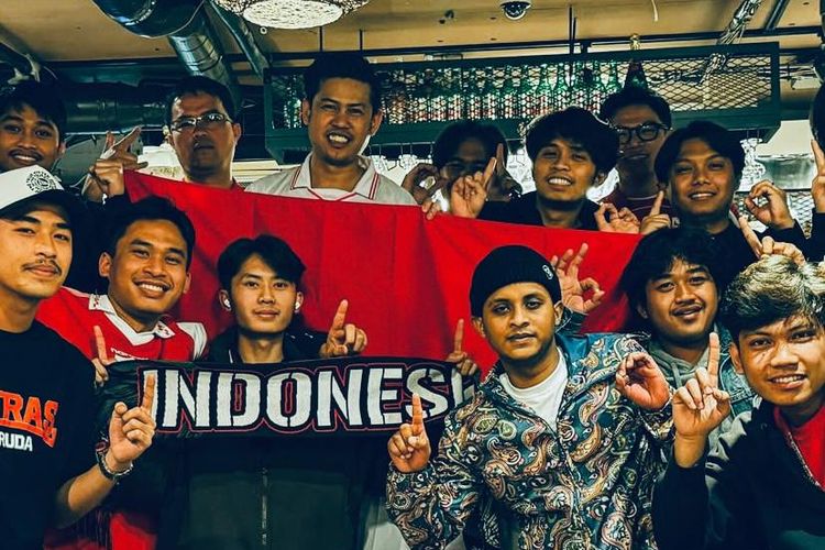 Salah satu aktifitas dari Garuda Japan nonton bareng timnas Indonesia bersama di salah satu cafe di Jepang.