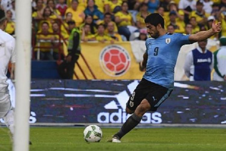 Striker Uruguay, Luis Suarez, melepaskan tendangan ke arah gawang Kolombia yang dijaga David Ospina pada lanjutan Kualifikasi Piala Dunia 2018, Selasa (11/10/2016). 