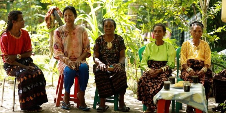 Florensia Nona bersama keluarga besarnya di pelataran rumah di Desa Ipir, Bola, Kabupaten Sikka, NTT.