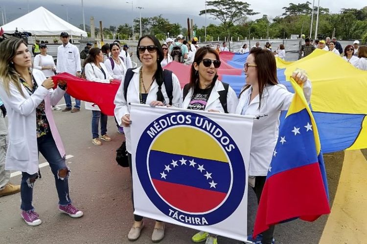 Lebih dari 50 Venezuela melintasi perbatasan dengan Kolombia pada Minggu (10/2/2019) untuk menuntut masuknya bantuan kemanusiaan. (AFP)