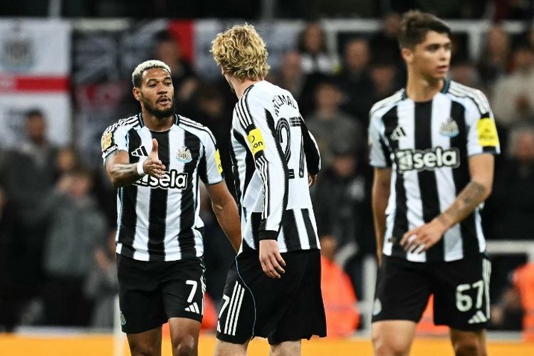 Gelandang Newcastle United, Joelinton (kiri), merayakan gol ketiga tim pada laga Ronde 3 Piala Liga Inggris antara Newcastle United dan Bradford City di St James' Park di Newcastle-upon-Tyne, timur laut Inggris pada 24 September 2025.