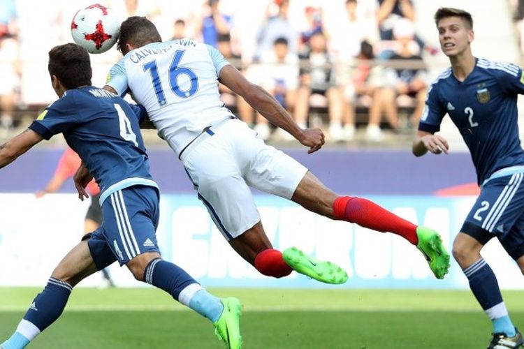 Aksi pemain timnas Inggris, Dominic Calvert-Lewin (tengah), menyundul bola ke arah gawang Argentina dalam partai penyisihan grup Piala Dunia U-20 di Jeonju World Cup Stadium, Jeonju, 20 Mei 2017.