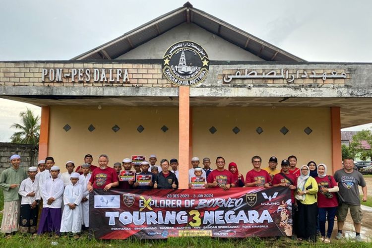 Komunitas Wuling Almaz Indonesia melakukan bakti sosial di Ponpes Darul Musthofa, Sungai Pinyuh, Kabupaten Mempawah, Kalimantan Barat.